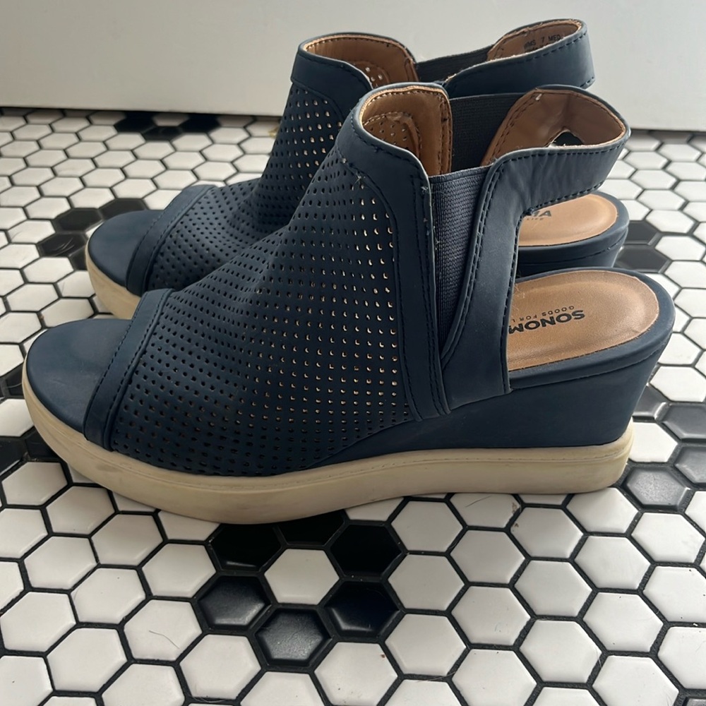 Women’s Sonoma wedge shoe, size 7